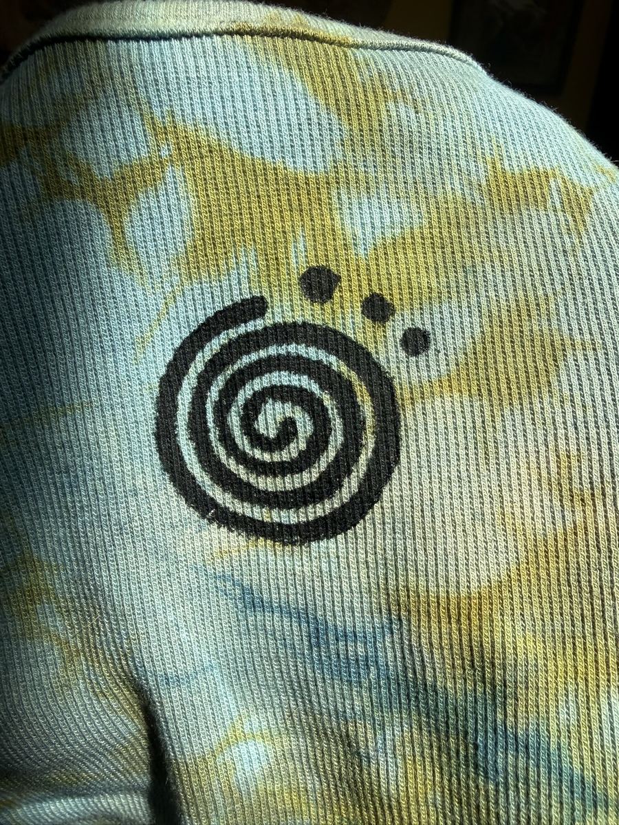 Close view of the black spiral mark on a ribbed plant-dyed tank